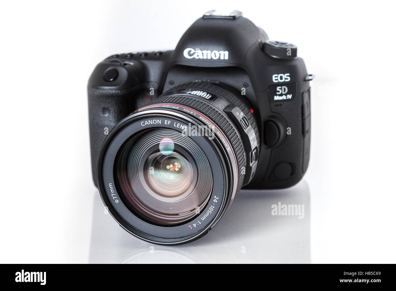 Canon 5D Mark IV camera with Canon EF 24-105 mm f/4 II USM lens on a white background Stock Photo