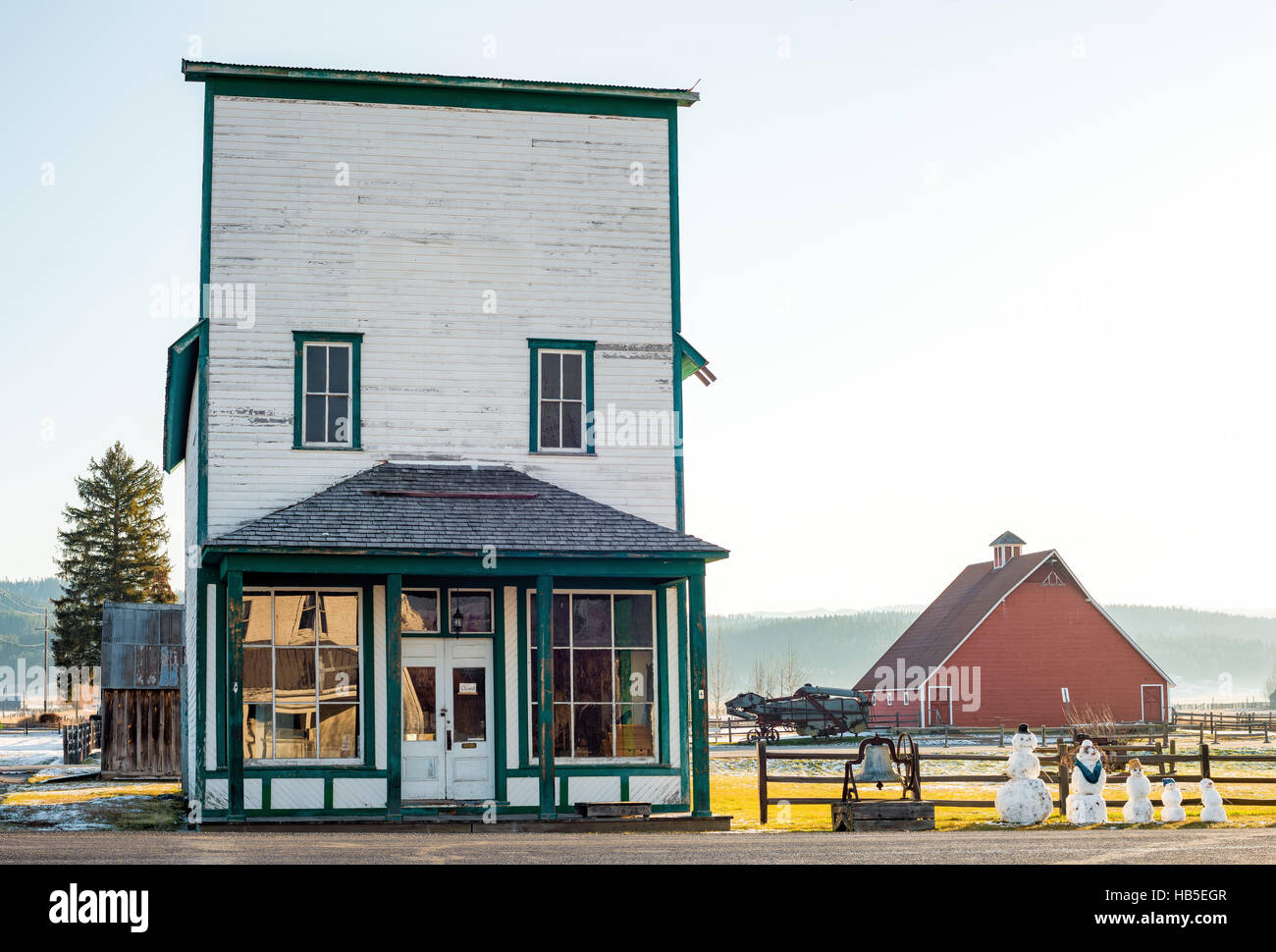 Country store and a family of snowmen dressed for the occasion Stock ...