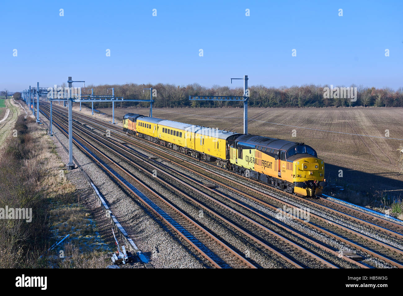37219 heads along the slow line at Denchworth with 1Z78 06:07 Bristol Temple Meads - Tyseley LMD test train. 37421 was on the rear. 1st Dec 2016. Stock Photo