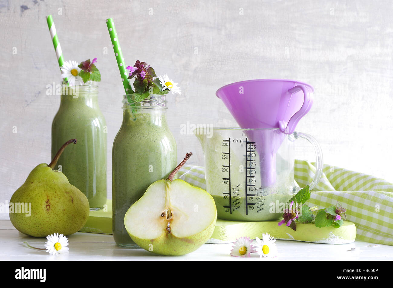 grüner Smoothie mit Wildkräutern und Birne Stock Photo Alamy
