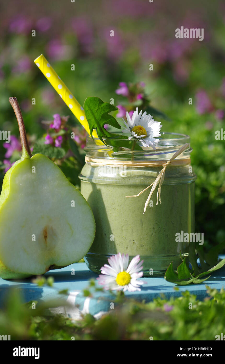 grüner Smoothie mit Wildkräutern und Birne Stock Photo Alamy