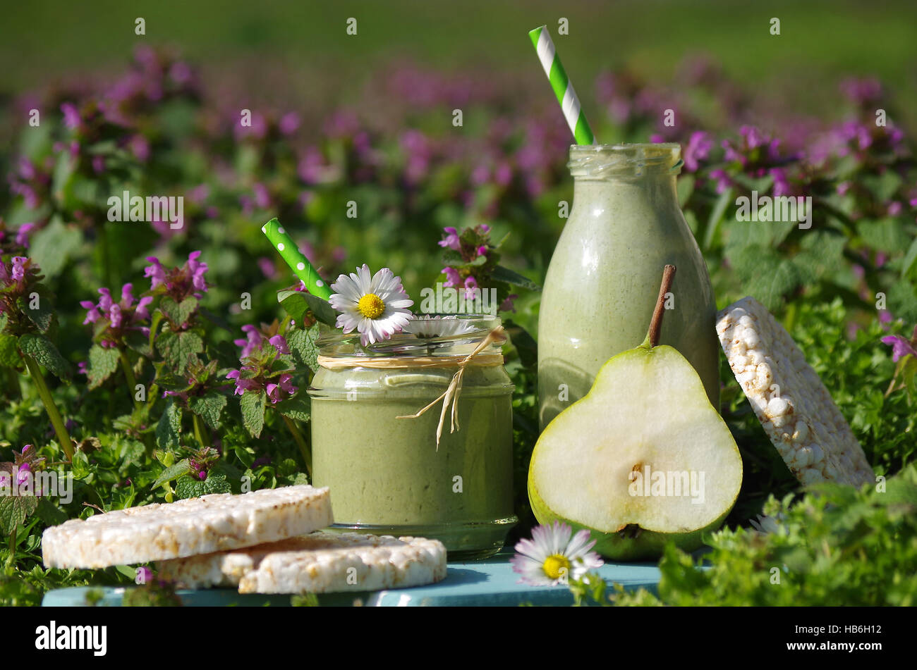 grüner Smoothie mit Wildkräutern und Birne Stock Photo Alamy