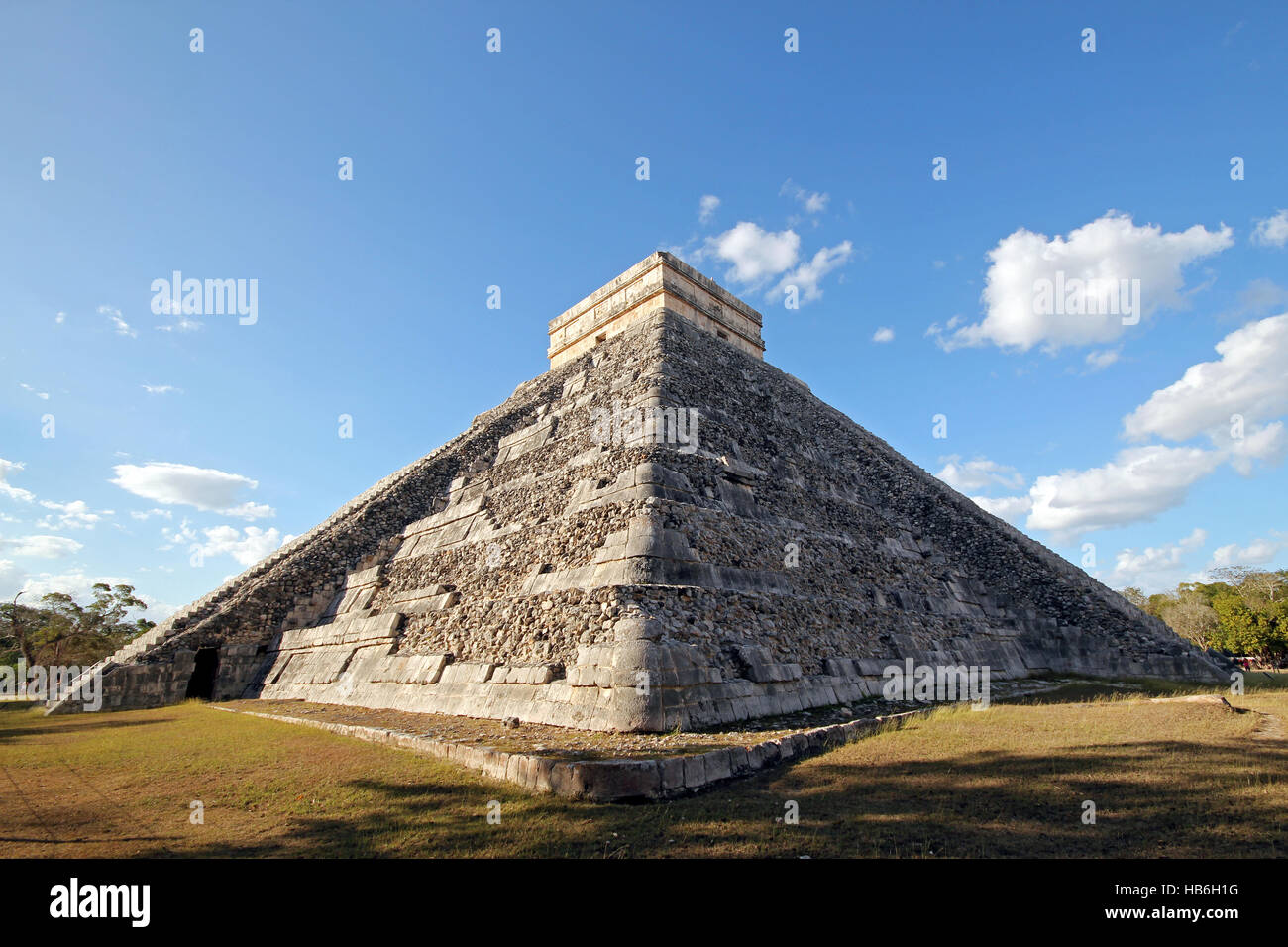 The Kukulkan Pyramid, aka El Castillo, in Ancient Mayan City Chichén Itzá. Yucatan, Mexico Stock Photo