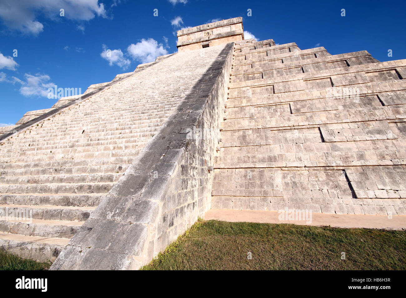 The Kukulkan Pyramid, aka El Castillo, in Ancient Mayan City Chichén Itzá. Yucatan, Mexico Stock Photo