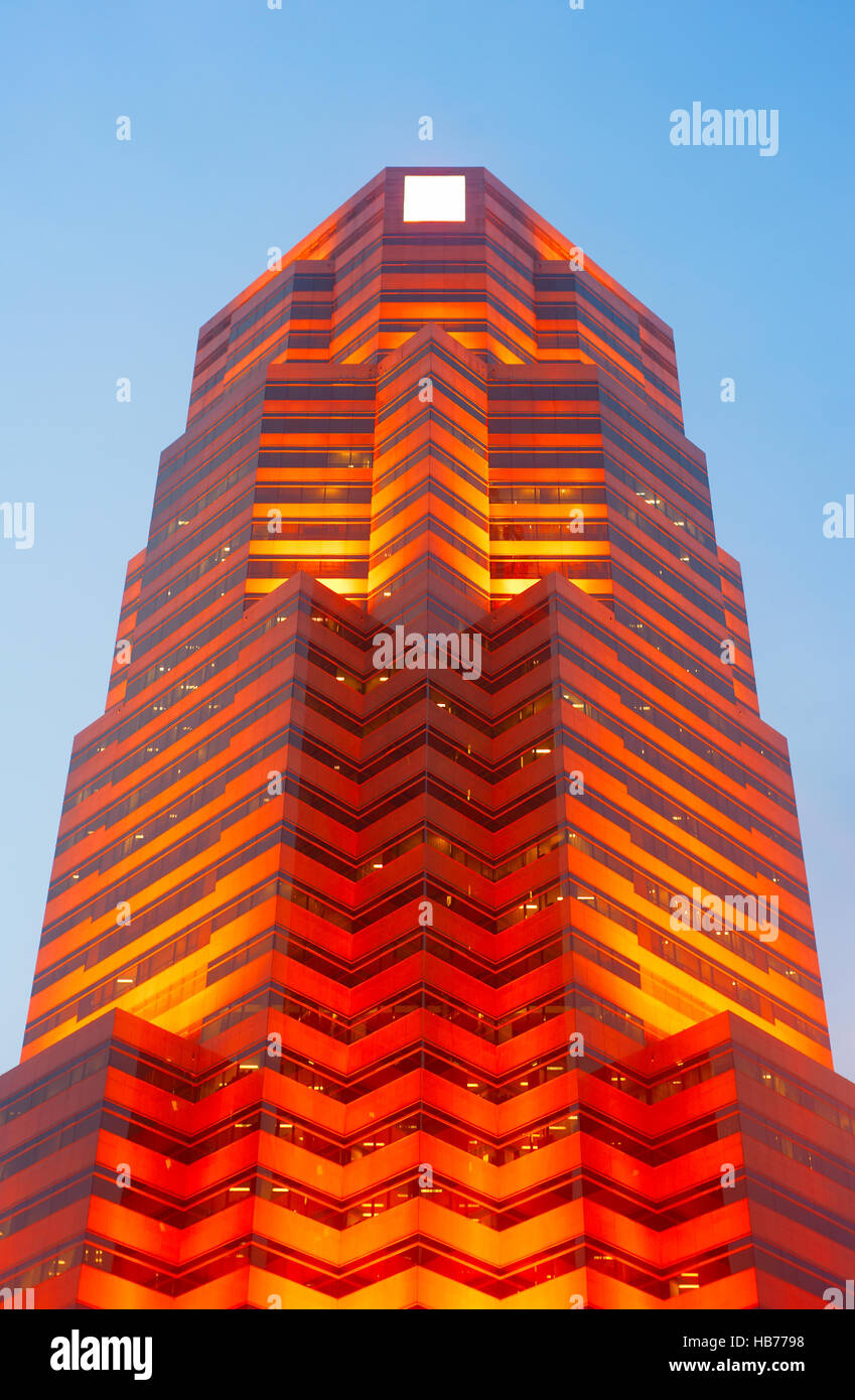 Red skyscraper hi-res stock photography and images - Alamy