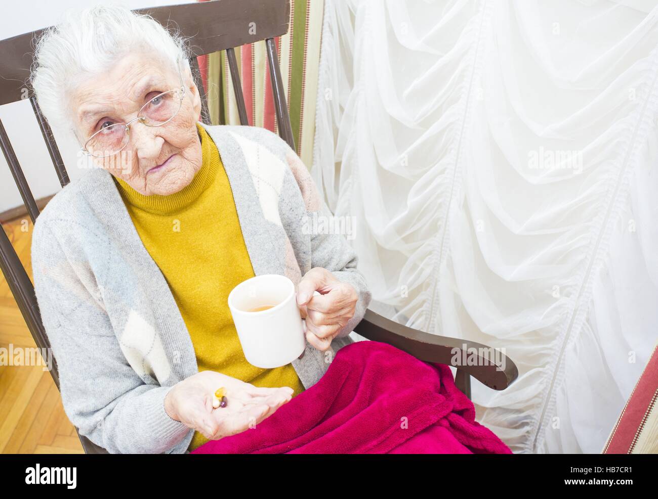 Старики старухами видео. Пожилая женщина заболела. Нездоровая пожилая женщина. Пожилые болеют. Старая больная женщина фото.