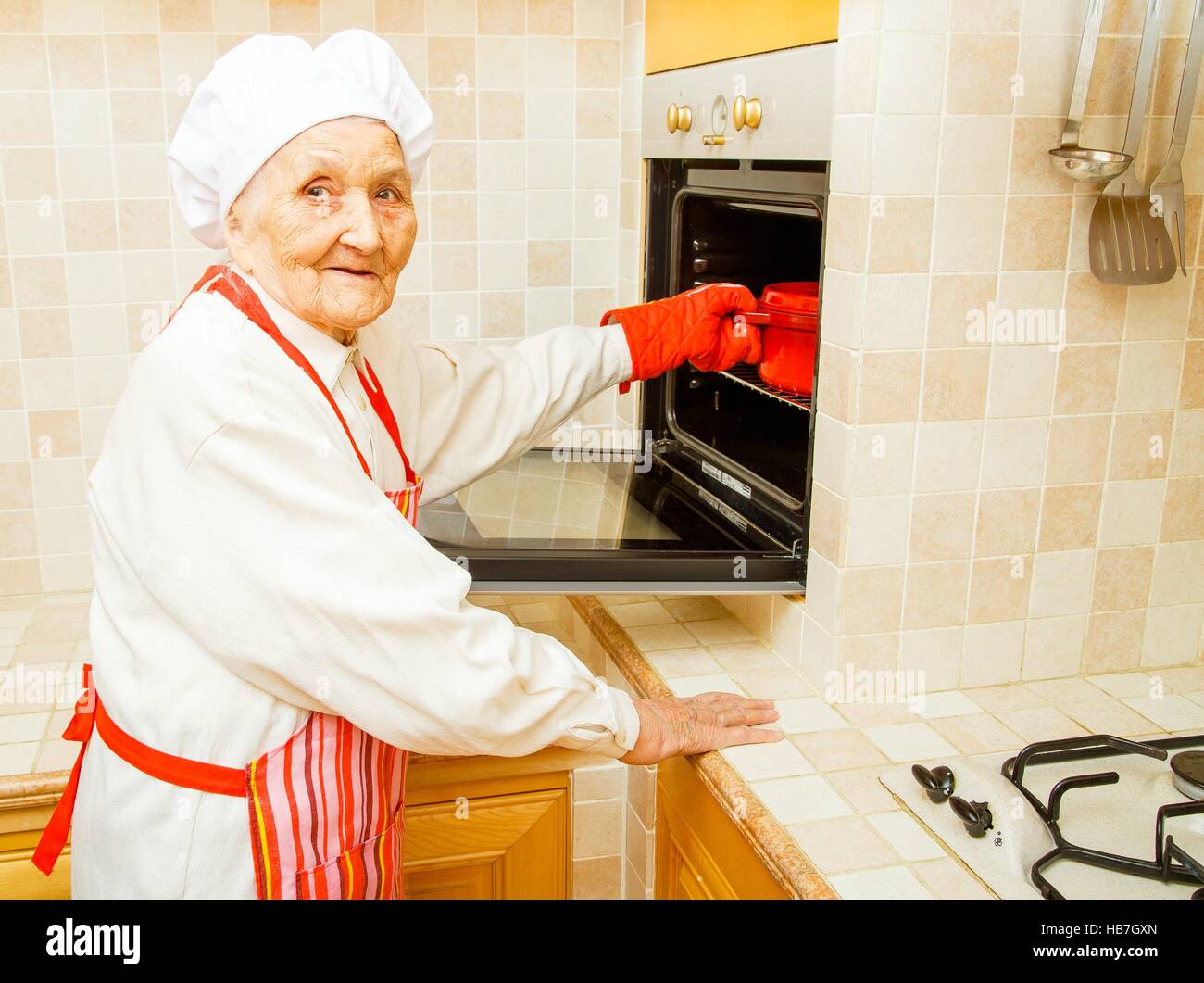 повар женщина. бабушка пекарь. бабка повариха. бабуля с выпечкой. бабушка с внучкой пекут пирожки.