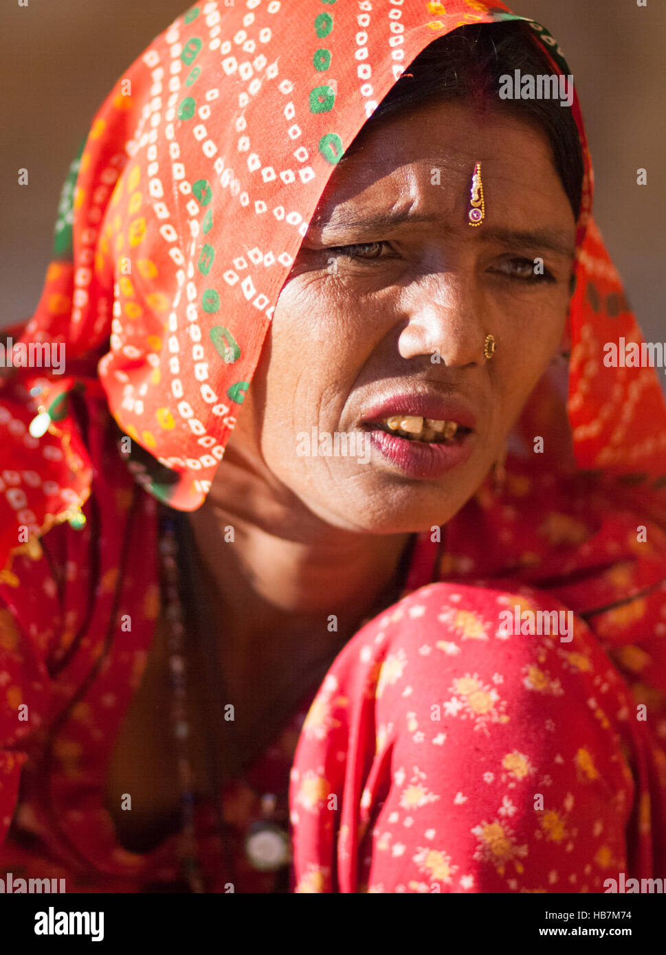 India portrait of woman in yellow sari hi-res stock photography and ...