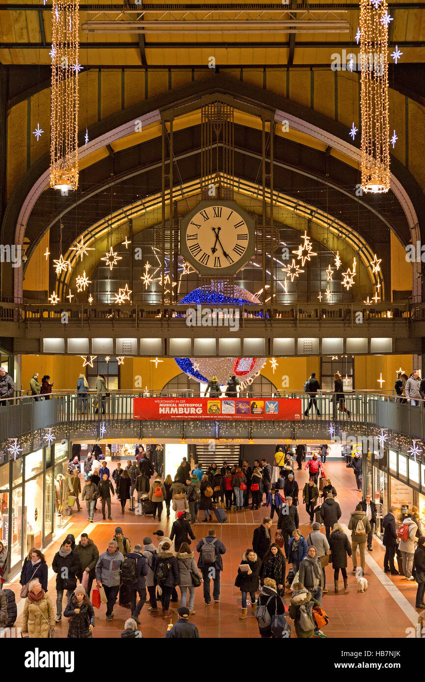 station concourse during Christmas season, Hamburg, Germany Stock Photo