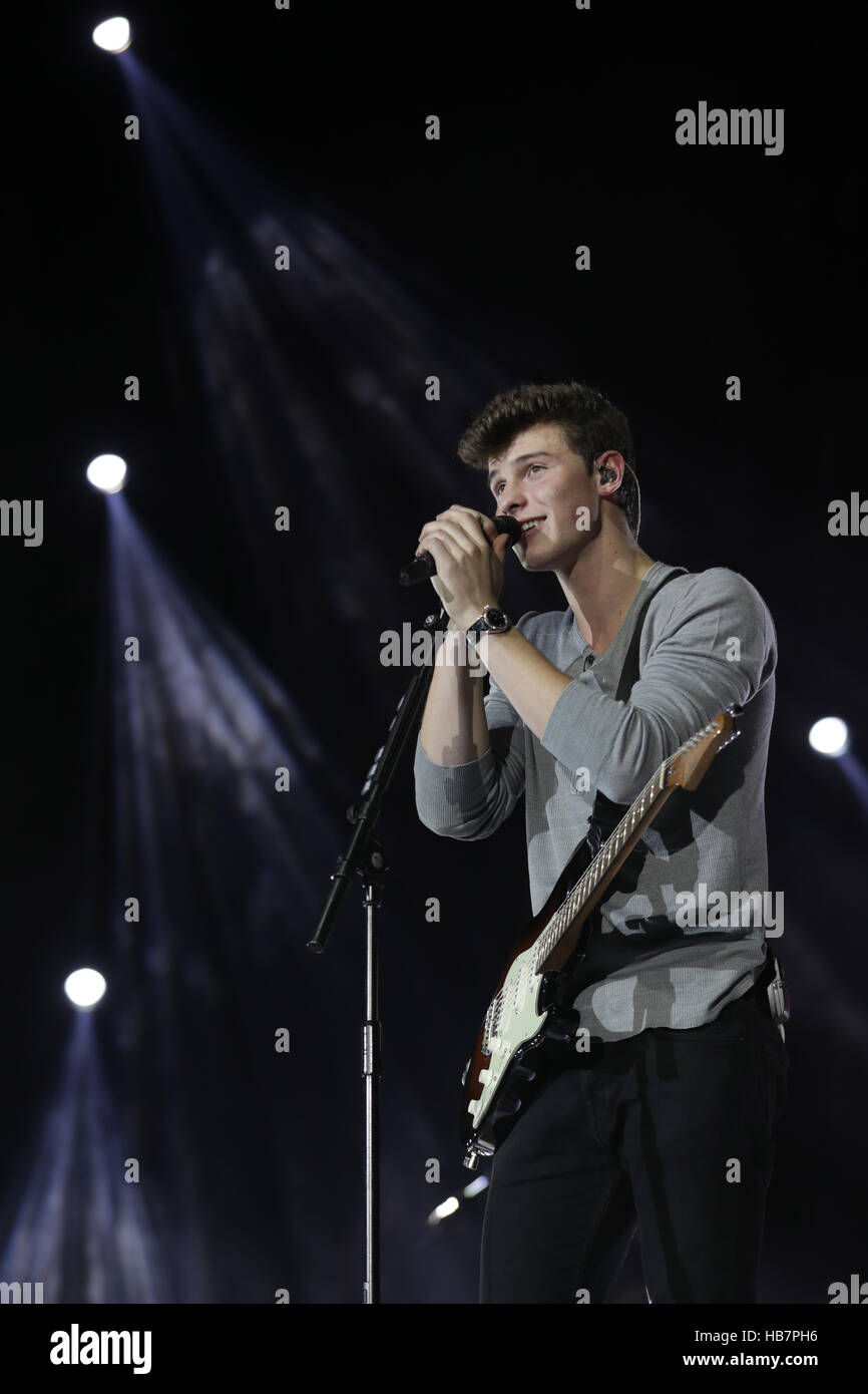 Shawn Mendes On Stage High Resolution Stock Photography and Images - Alamy