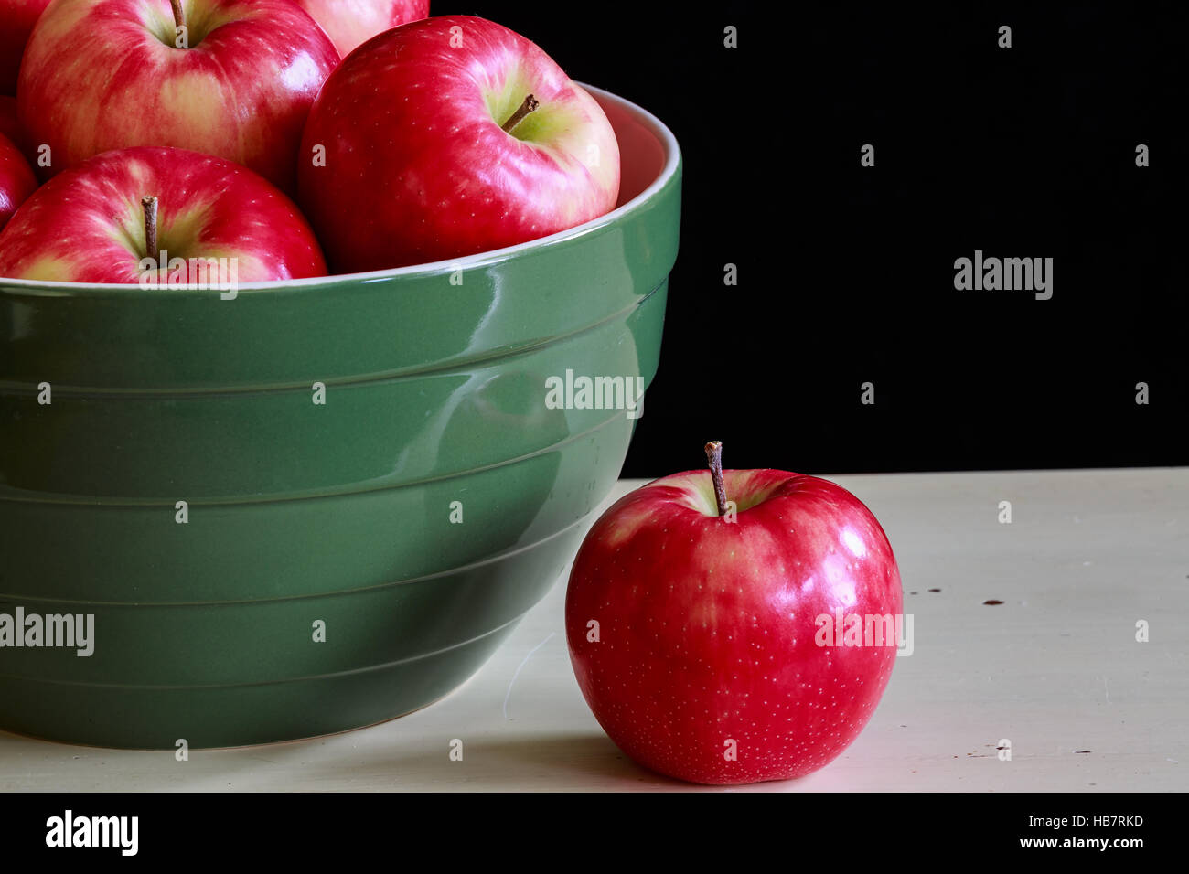 https://c8.alamy.com/comp/HB7RKD/a-bowl-of-fresh-ripe-honey-crisp-apples-HB7RKD.jpg