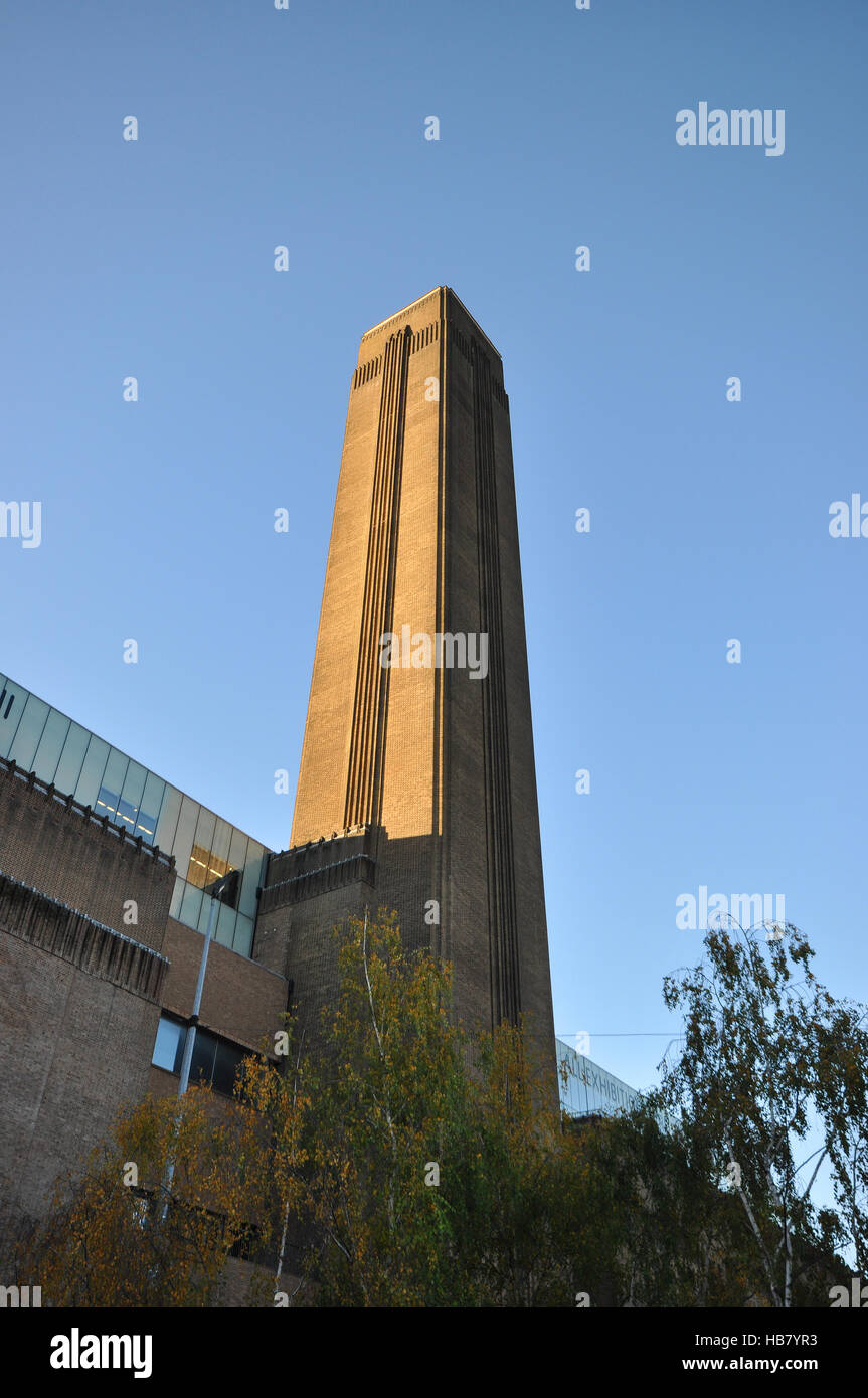 Tate Modern chimney. The substantial brick central chimney, standing 99 m (325 ft), of Tate Modern and previously Bankside Power Station, London, UK Stock Photo