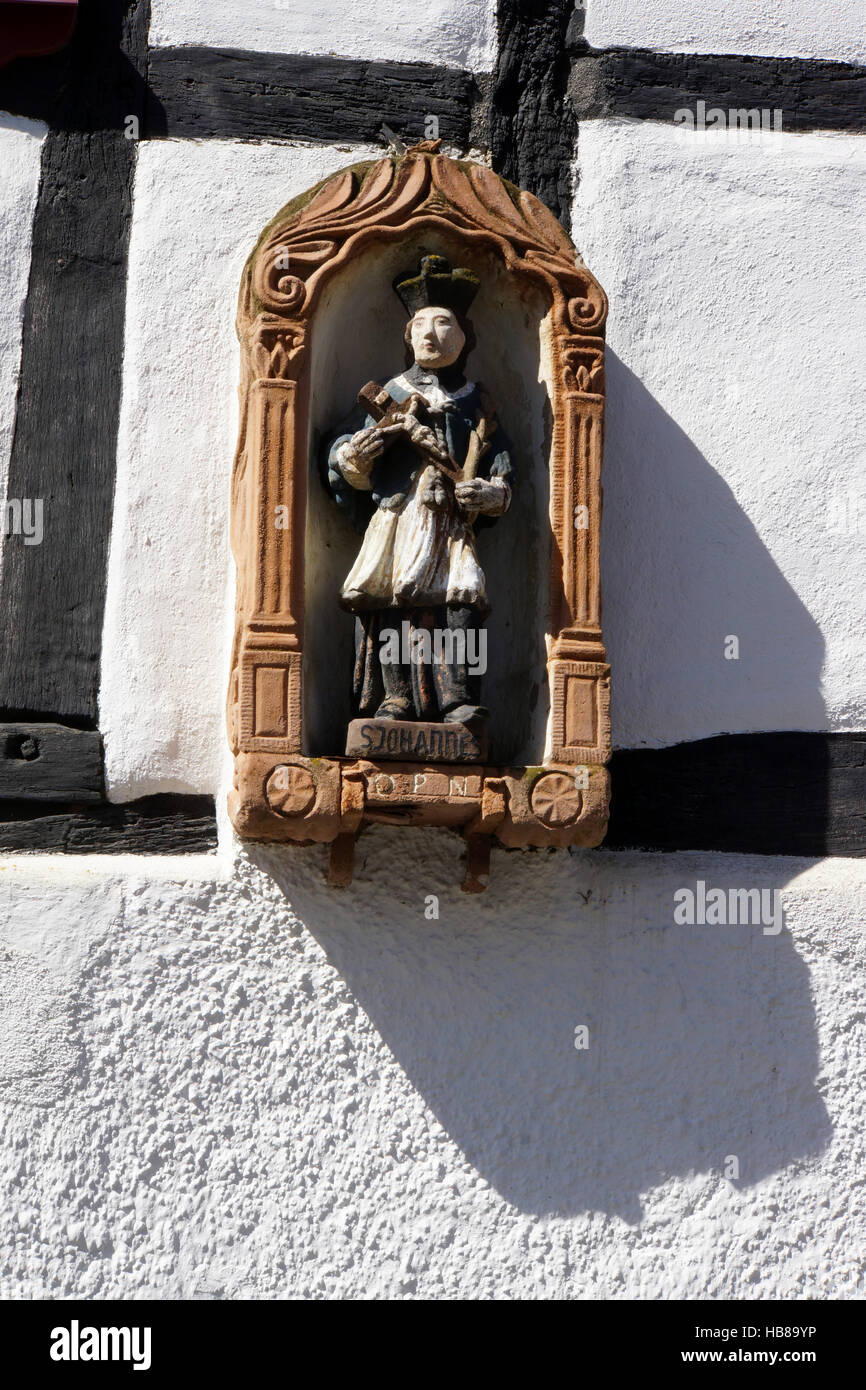 Johannes-Skulptur im historischer Ortskern Stock Photo