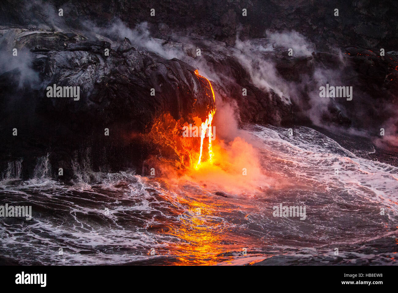 Pu'u'Ō'ō volcano, eruption, glowing hot lava flowing into the Pacific Ocean, Hawai'i Volcanoes National Park, Big Island Stock Photo