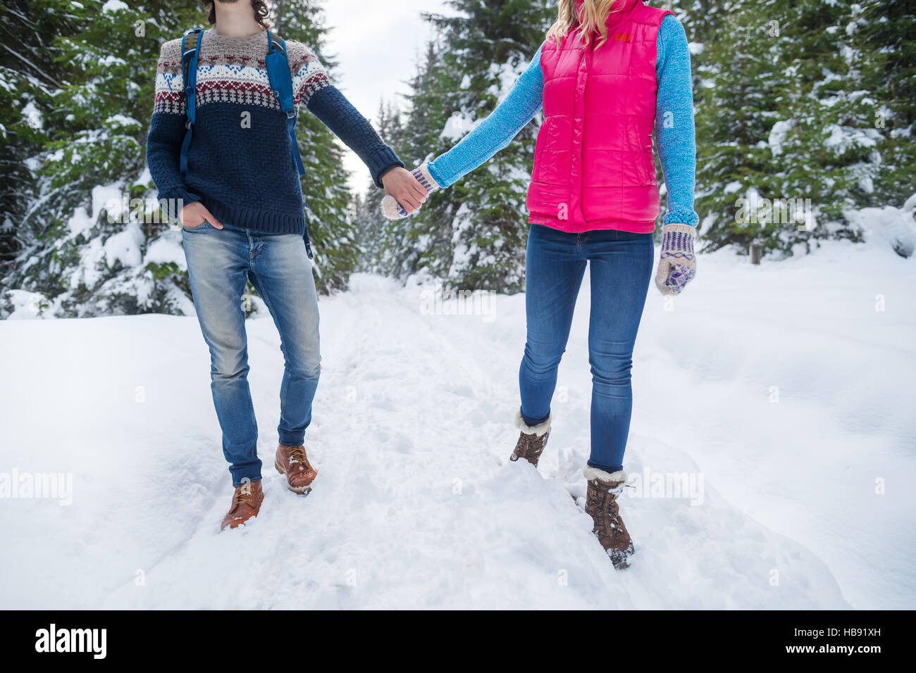 Walking snow rum перевод. Держаться за руки зима деревня. Видео где парень с девушкой в кроссовках идут по снегу за руки.