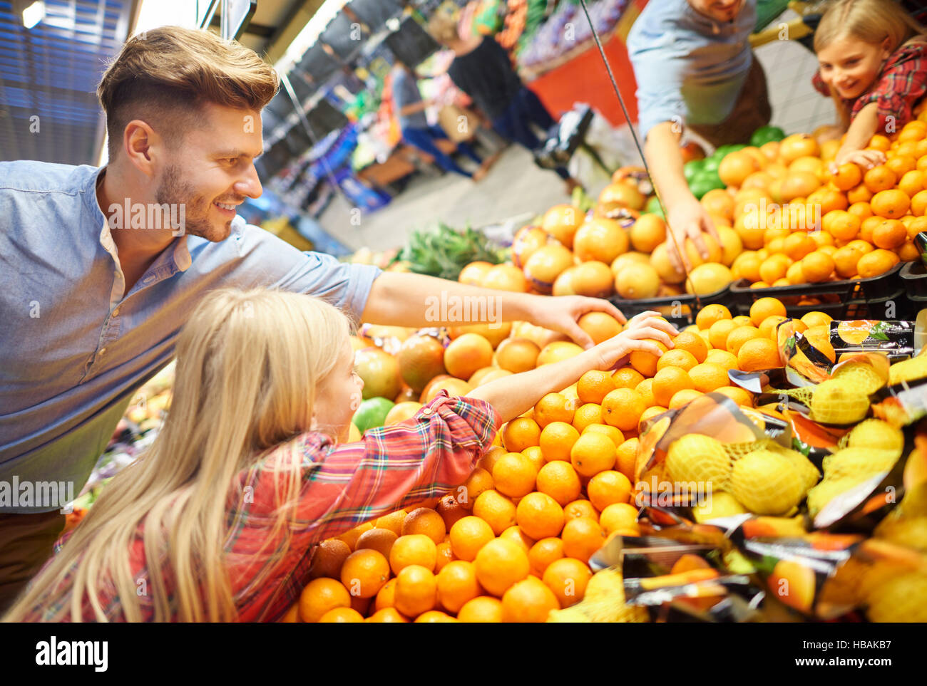 family-shopping-groceries-in-hi-res-stock-photography-and-images-alamy