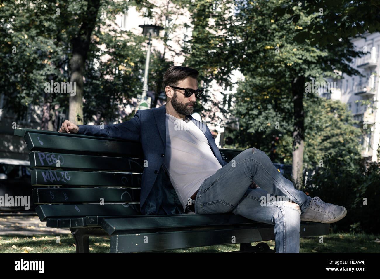 Man sitting on park bench hi-res stock photography and images - Alamy