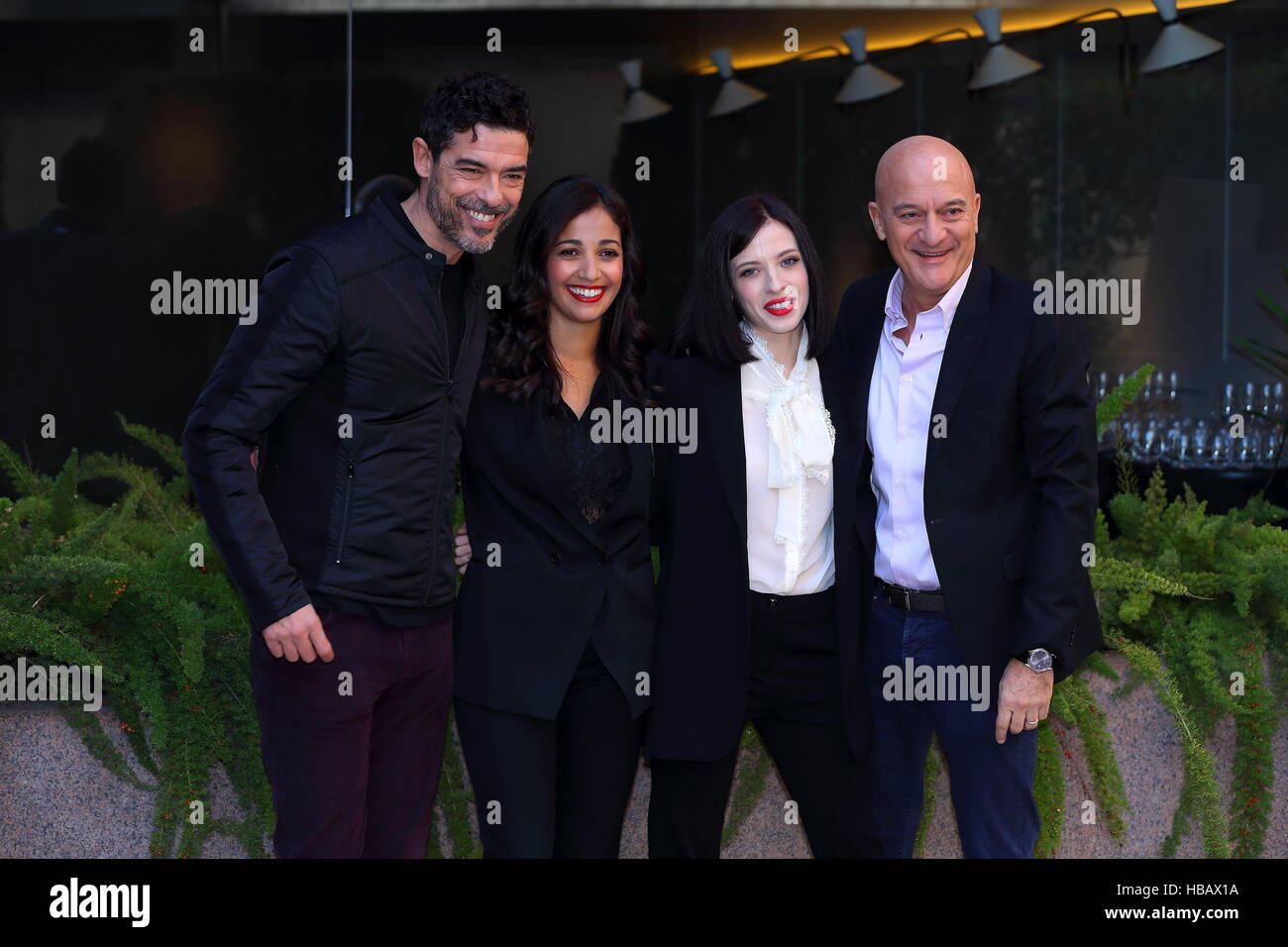 Roma, Italy. 05th Dec, 2016. Italian actors Alessandro Gassmann and Claudio Bisio with Alura Adriani and Nabiha Akkari during photocall of italian film 'Non c'è più religione', directed by Luca Miniero. © Matteo Nardone/Pacific Press/Alamy Live News Stock Photo