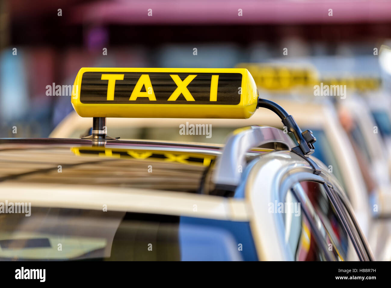 Taxi-Schild Auf Dem Auto Mit Kopierplatz Mit Bügelampe Stockbild - Bild von  leuchte, rollen: 164441963
