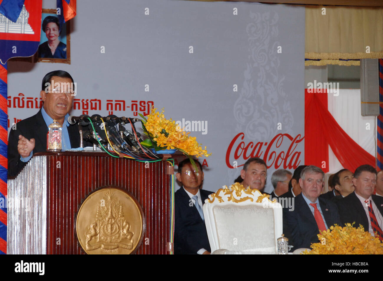 Phnom Penh, Cambodia. 5th Dec, 2016. Cambodian Prime Minister Samdech Techo Hun Sen (L) delivers a speech during the inauguration ceremony of a new Coca-Cola factory in Phnom Penh, Cambodia, Dec. 5, 2016. Coca-Cola Company on Monday inaugurated its new 100-million-U.S.-dollar production facility at the Phnom Penh Special Economic Zone. © Sovannara/Xinhua/Alamy Live News Stock Photo