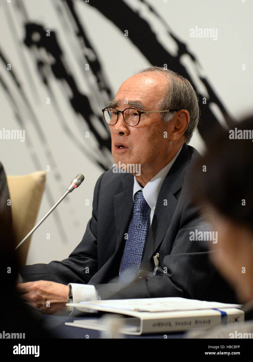 Shizuoka, Japan. 5th Dec, 2016. Former South Korean prime minister Lee Hong-koo speaks during the 11th session of the Northeast Asia Trilateral Forum in Shizuoka, Japan, Dec. 5, 2016. Former high-ranking officials and prominent figures from China, Japan and South Korea on Monday called for promoting trilateral cooperation to push for regional economic integration. Credit:  Ma Ping/Xinhua/Alamy Live News Stock Photo