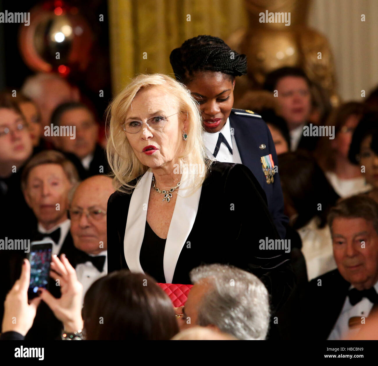 Washington DC, USA. 04th Dec, 2016. Actress Faye Dunaway arrives at an event for the 2016 Kennedy Center Honorees, in the East Room of the White House, December 4, 2016. The 2016 honorees are: Argentine pianist Martha Argerich; rock band the Eagles; screen and stage actor Al Pacino; gospel and blues singer Mavis Staples; and musician James Taylor. Credit: Aude Guerrucci/Pool via CNP /MediaPunch Credit:  MediaPunch Inc/Alamy Live News Stock Photo