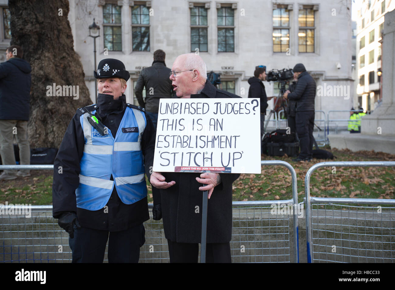 London, UK. 5th Dec, 2016. Supreme Court hears the landmark Article 50 appeal today, Westminster, London, UK. 05th Dec, 2016. All 11 justices are beginning a four-day hearing to judge one of the biggest constitutional questions of our time. Protestors demonstrate as the highest court in the land considers the Government's appeal over the UK's exit from the EU. Credit:  Jeff Gilbert/Alamy Live News Stock Photo