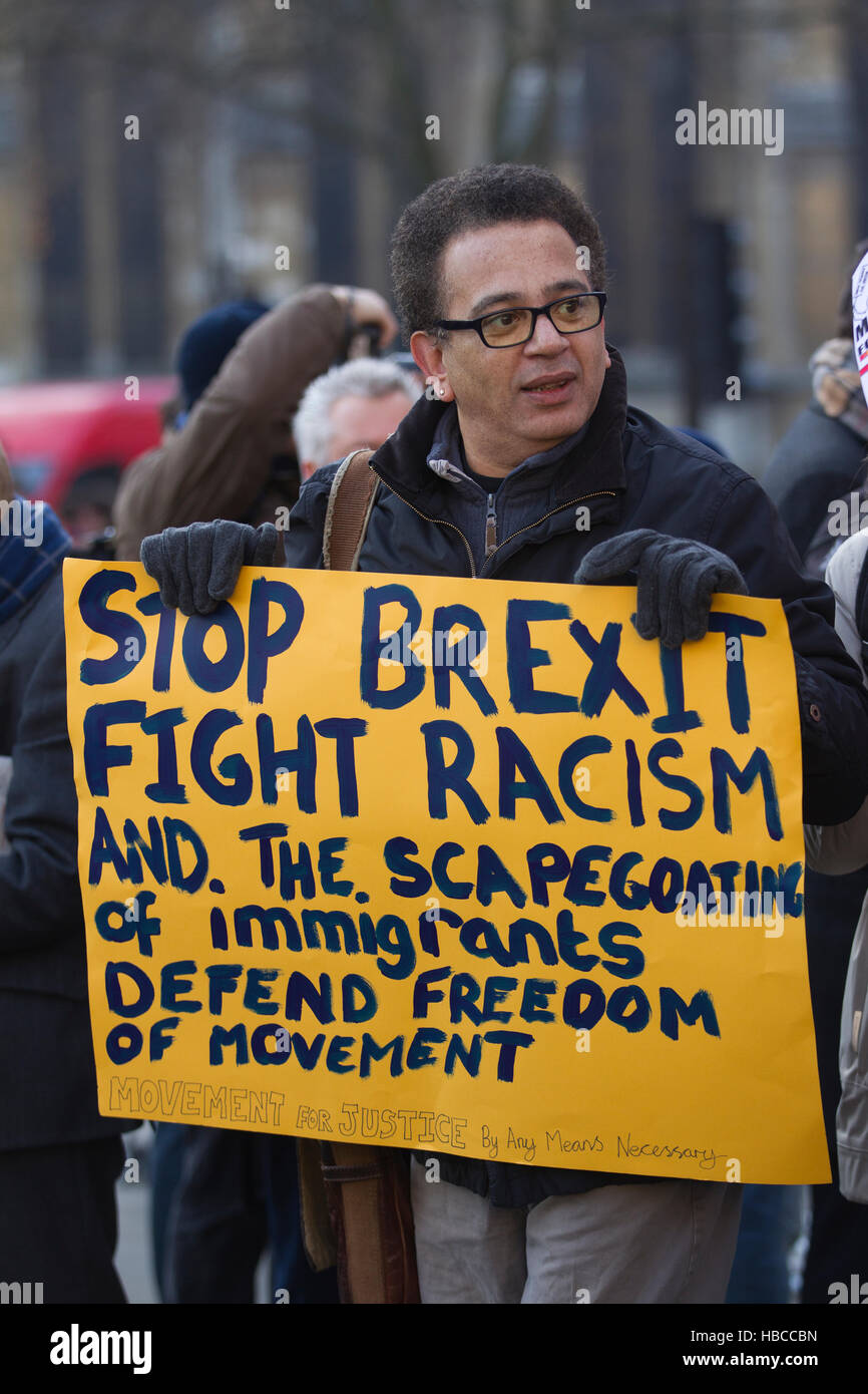 Supreme Court hears the landmark Article 50 appeal today, Westminster, London, UK. 05th Dec, 2016. All 11 justices are beginning a four-day hearing to judge one of the biggest constitutional questions of our time. Protestors demonstrate as the highest court in the land considers the Government's appeal over the UK's exit from the EU. Credit:  Jeff Gilbert/Alamy Live News Stock Photo