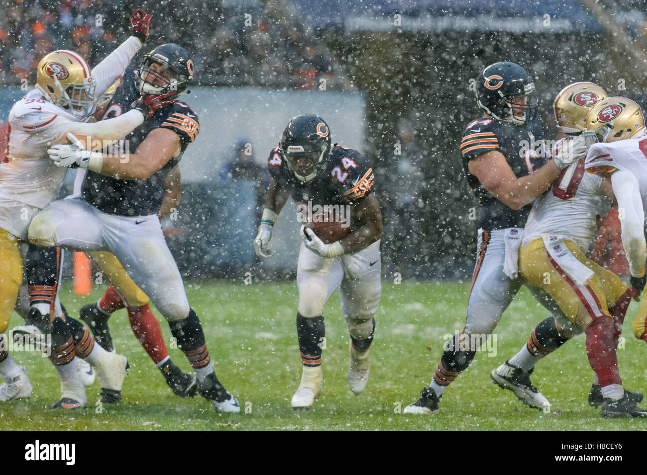 Chicago, USA. 4th December, 2016. Chicago Bears Running Back Jordan Howard (24) runs with the ball in the 3rd quarter during an NFL football game between the San Francisco 49ers and the Chicago Bears at Soldier Field in Chicago, IL. © Action Plus Sports Images/Alamy Live News Stock Photo