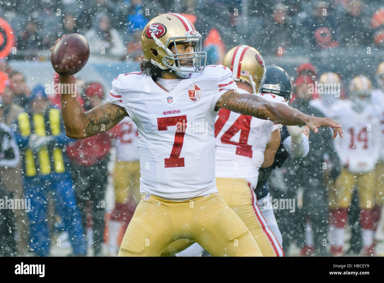 Chicago, USA. 4th December, 2016. San Francisco 49ers Quarterback Colin Kaepernick (7) passes the ball in the 1st quarter during an NFL football game between the San Francisco 49ers and the Chicago Bears at Soldier Field in Chicago, IL. © Action Plus Sports Images/Alamy Live News Stock Photo