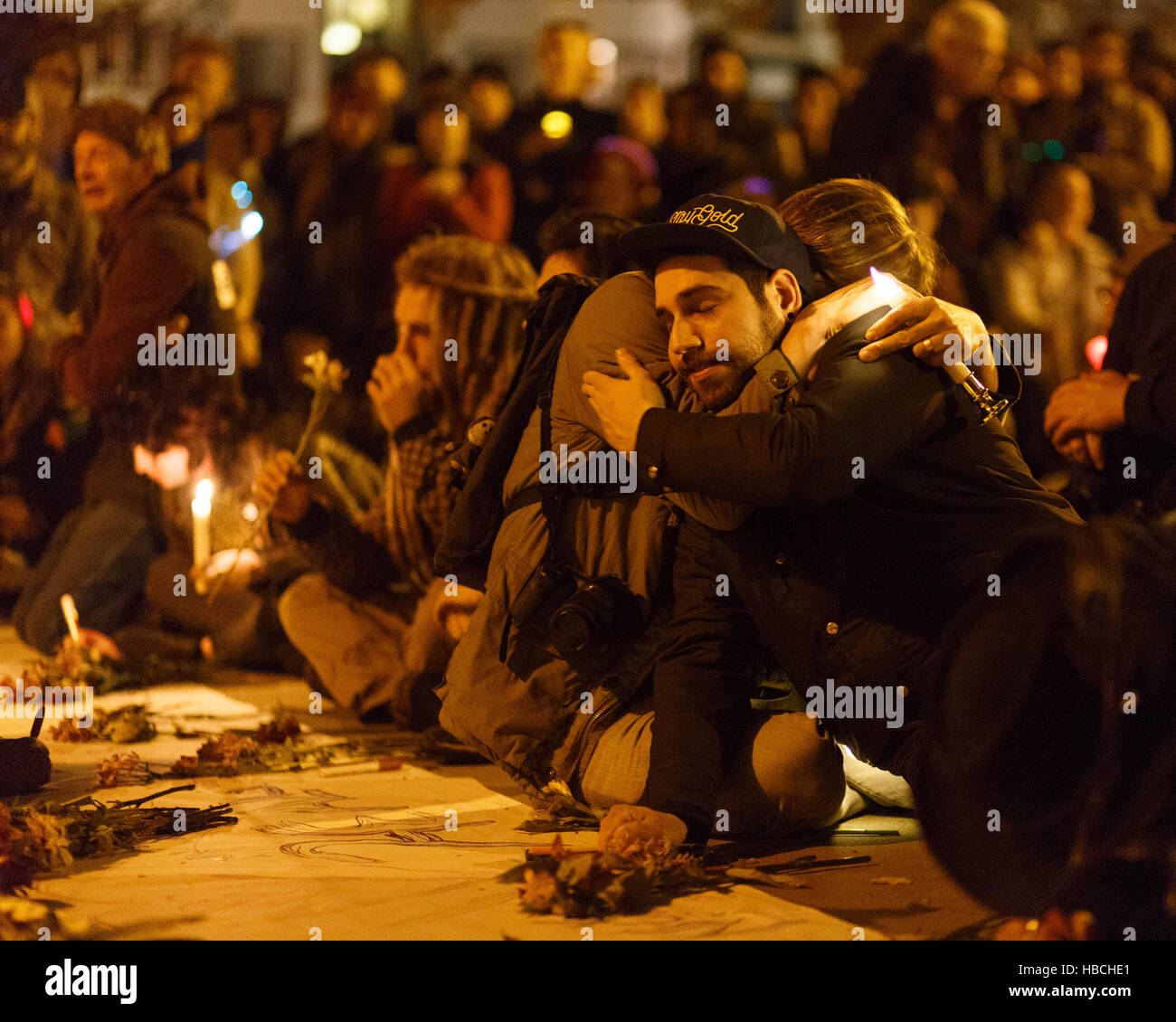Oakland, USA. 05th Dec, 2016. Hundreds gather for a candle light vigil at Lake Merritt in honor of victims of the fire at Ghost Ship artist warehouse in Oakland, CA. Credit:  John Orvis/Alamy Live News Stock Photo