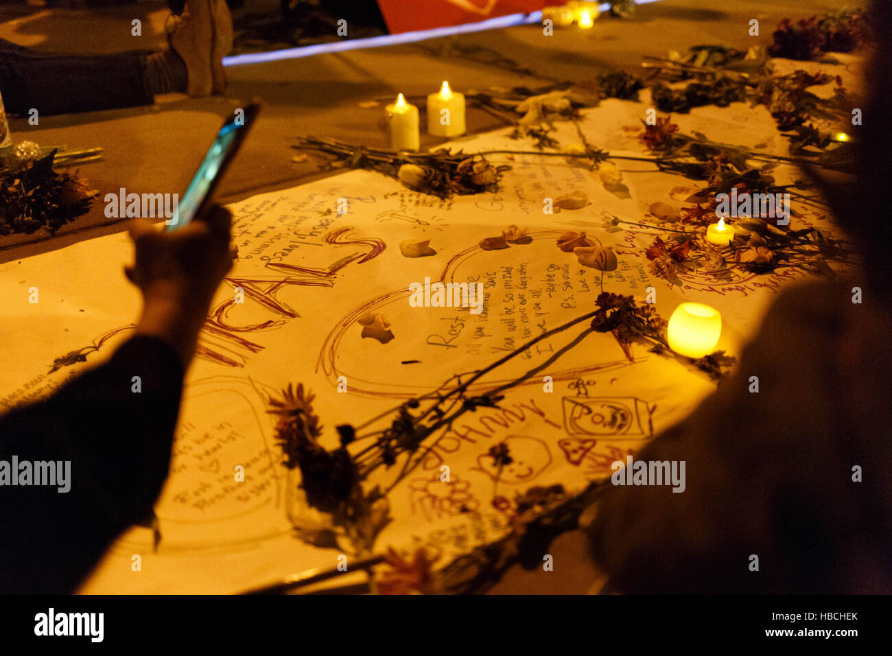Oakland, USA. 05th Dec, 2016. People write messages of inspiration at a candle light vigil for victims of the Ghost Ship fire in Oakland, CA. Credit:  John Orvis/Alamy Live News Stock Photo