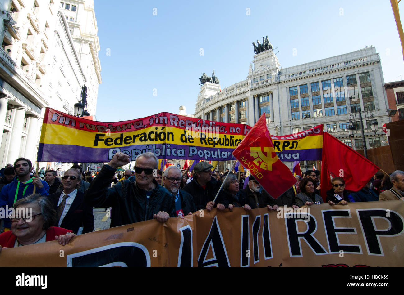 Madrid, Spain. 6th December, 2016. Main banner of the demonstration claiming for the 3rd Spanish Republic and against monarchy during the Constitution Day in Spain. Credit:  Valentin Sama-Rojo/Alamy Live News. Stock Photo