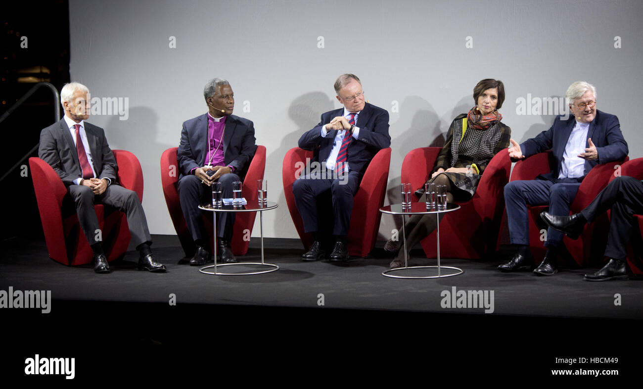 L-R: Matthias Mueller, Chairman of Volkswagen AG, the archbishop of Cape Town Thabo Makgoba, Jutta Allmendinger, President of the Science Centre in Berlin, and Heinrich Bedford-Strohm, Chairman of the Council of the Evangelical Church of Germany (EKD)talking at a discussion forum sponsored by the Evangelical Church of Hanover in the car-manufacturing city of Wolfsburg. Germany, 06 December 2016. Representatives from the fields of politics, economy and religious convened to discuss the topics of work and vocation under the title 'Co-Creator Human: Rediscovering Work'. Photo: Julian Stratenschul Stock Photo