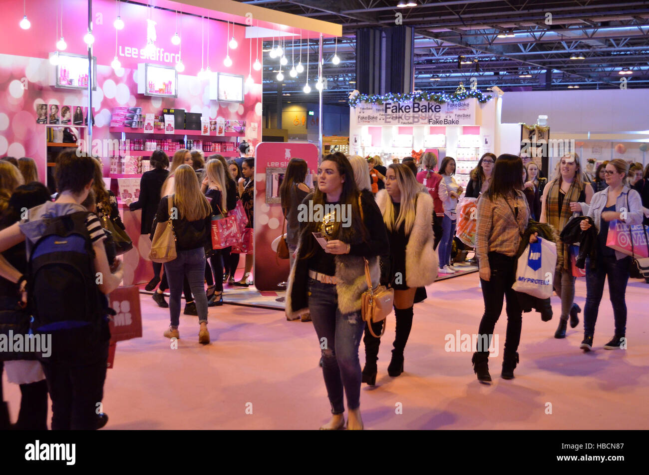 Vistors browse the fashion and beauty stands during the last day of The Clothes Show, NEC, Birmingham, UK. Running from 2-6 December 2016, with the usual exciting mix of fashion, beauty, celebrities, music, and industry experts, The Clothes show was taking place for the final time at the NEC. After 27 successful years at the NEC, the Clothes Show will relocate to Liverpool in July 2017. Credit:  Antony Nettle/Alamy Live News Stock Photo