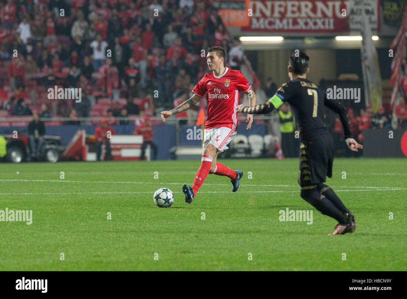 Lisbon, Portugal. 6th December, 2016. Benfica's defender from Sweden Victor  Lindelof (14) during the game of the UEFA Champions League, Group B, SL  Benfica vs SSC Napoli Credit: Alexandre de Sousa/Alamy Live