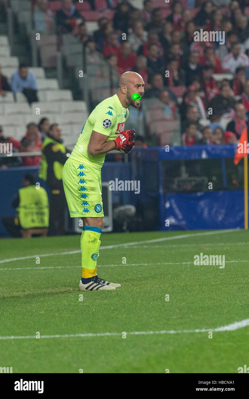 Lisbon, Portugal. 6th December, 2016. Napoli's goalkeeper from Spain Pepe  Reina (25) being hit by a laser during the game of the UEFA Champions  League, Group B, SL Benfica vs SSC Napoli