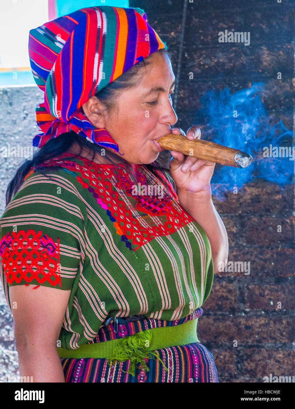 https://c8.alamy.com/comp/HBCWJE/guatemalan-woman-take-part-in-a-traditional-mayan-ceremony-in-chichicastenango-HBCWJE.jpg