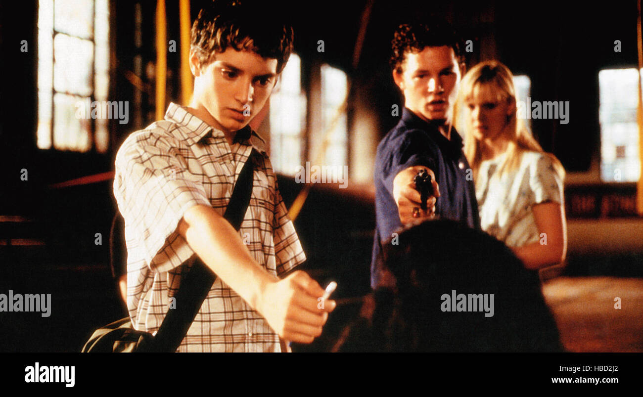 THE FACULTY, Elijah Wood (plaid shirt), Shawn Hatosy (gun), Laura