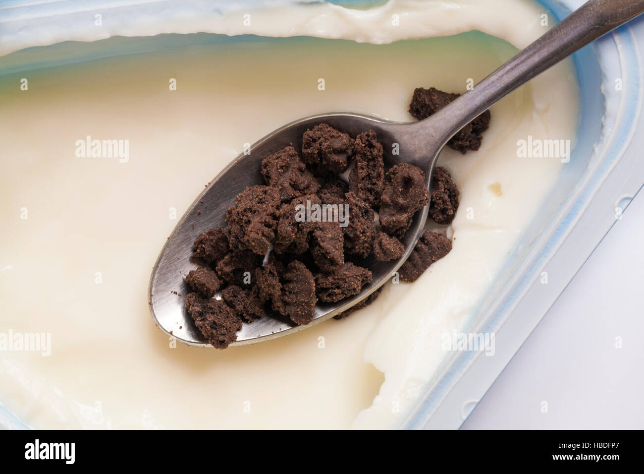 Oreos on spoon ready to mix pot of new Oreo vanilla flavour yogurt with Oreo  cookie crumb - yoghurt Stock Photo - Alamy