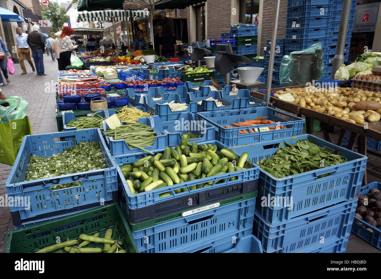 Obst- und Gemüsestand auf dem Wochenmarkt Stock Photo