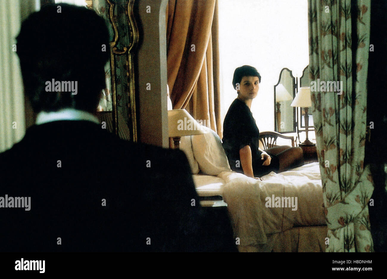 DAMAGE, (aka FATALE), Jeremy Irons (back to camera), Juliette Binoche ...