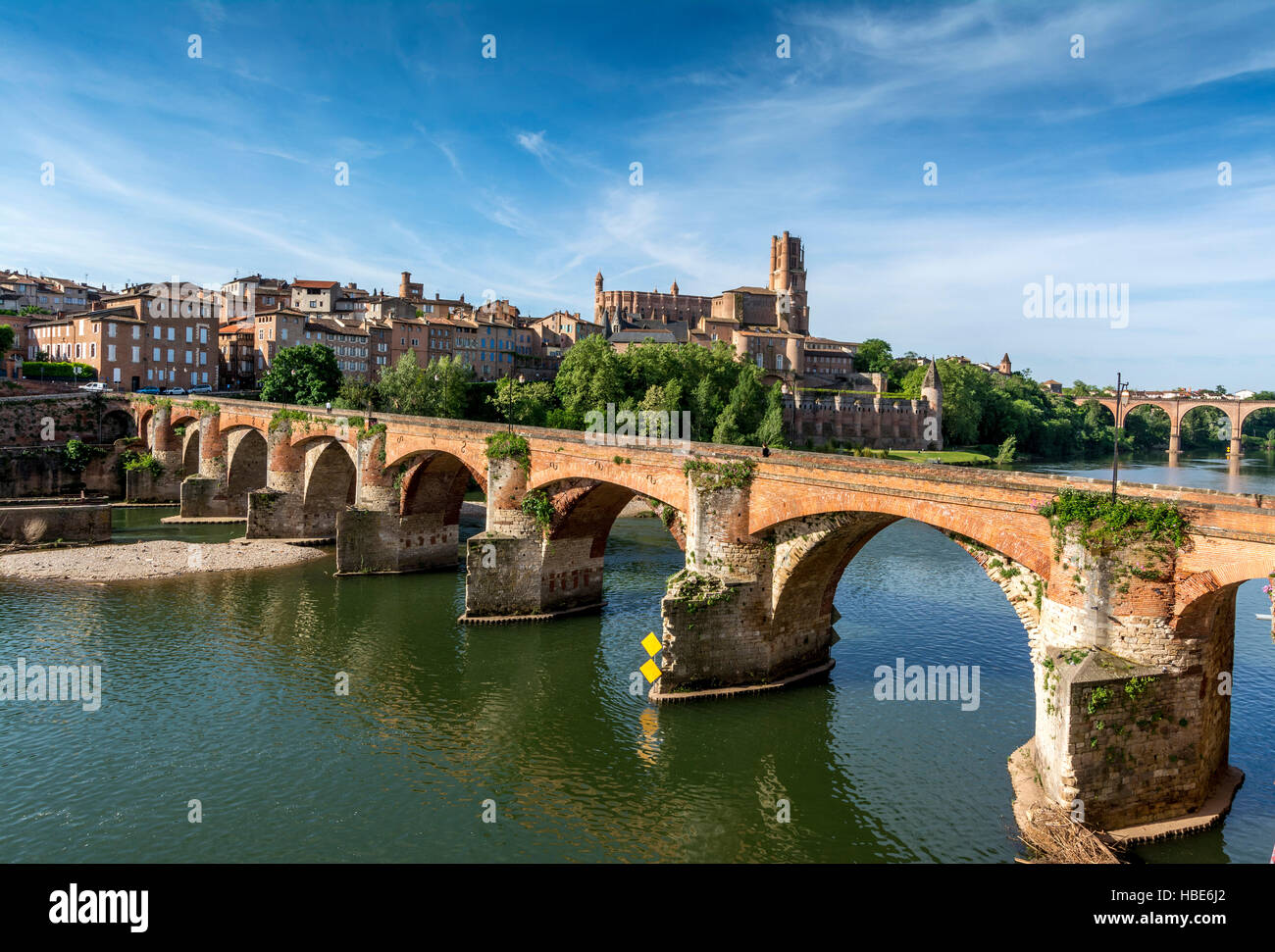 Albi. Old bridge (le pont vieux) and Cathedral of Saint Cecilia, River Tarn, Tarn departement, Occitanie, France, Europe Stock Photo