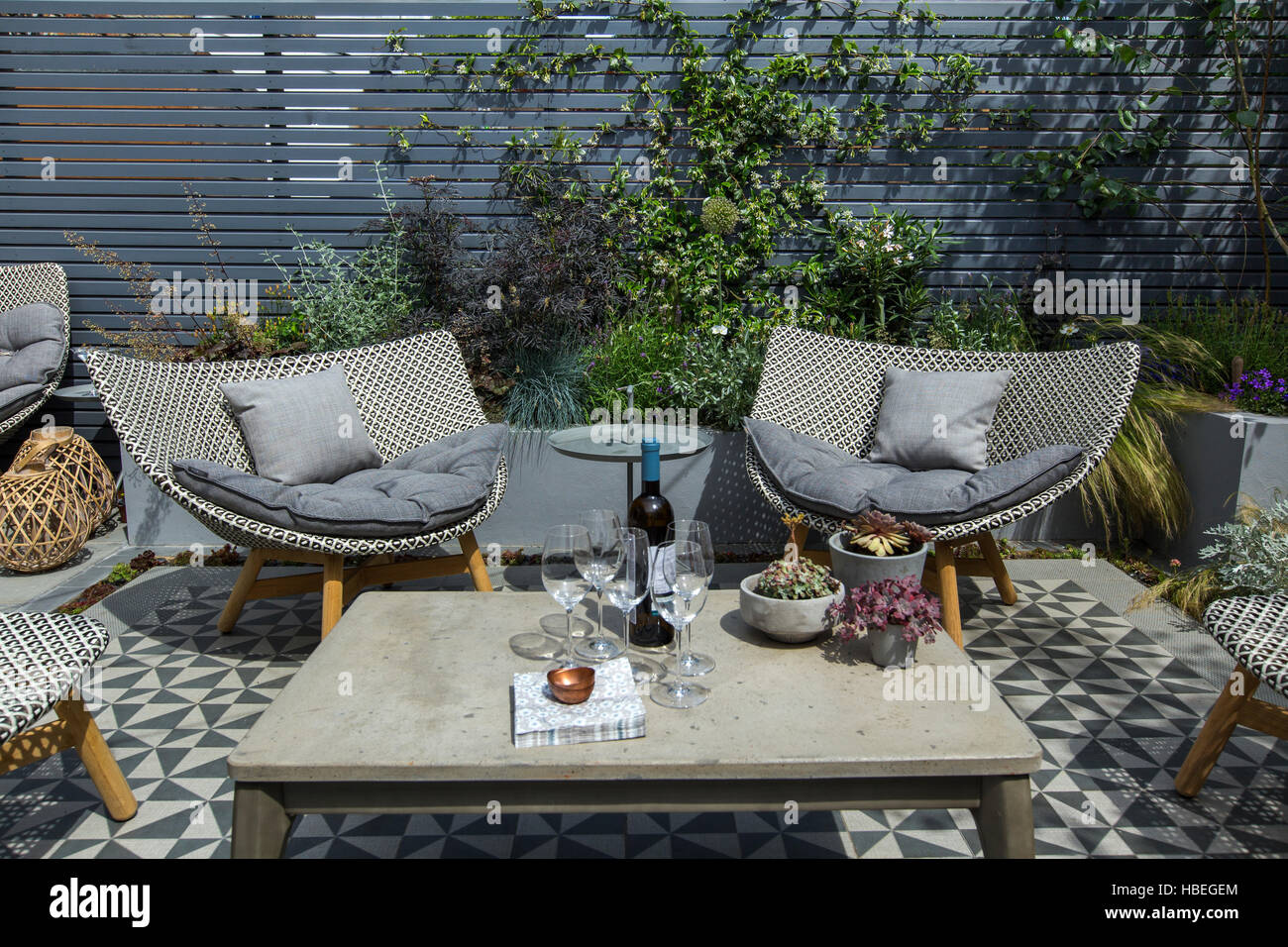Stylish and luxurious outdoor room garden design in London Stock Photo
