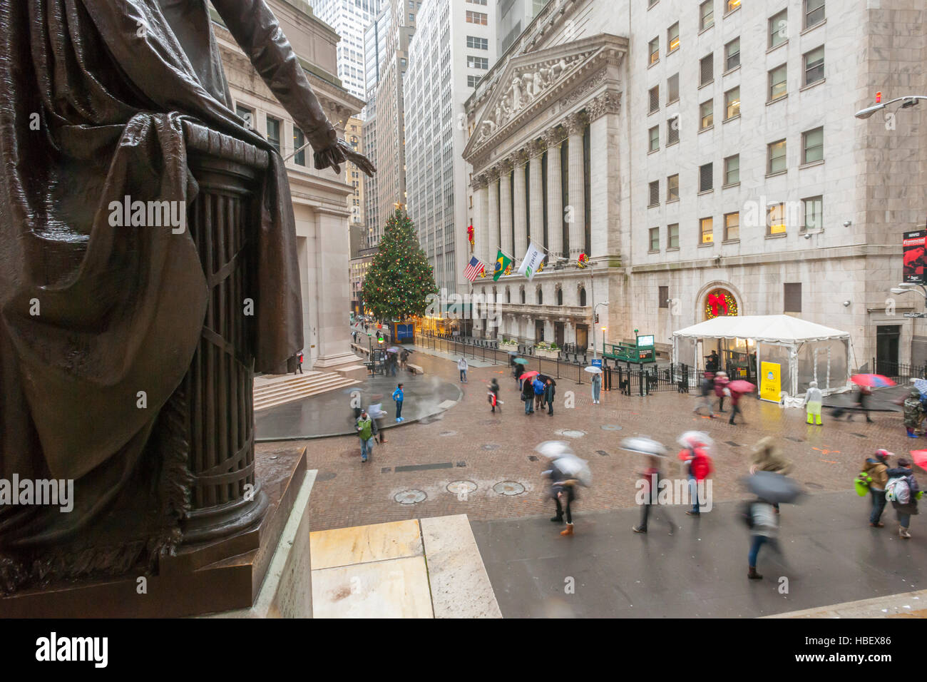 The George Washington statue in front of Federal Hall and the New York ...