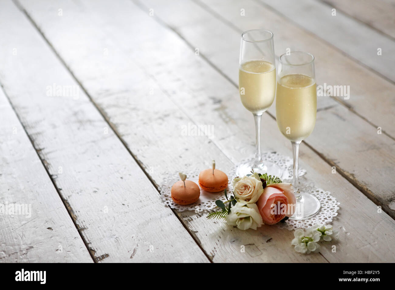 Two glasses champagne flowers hi-res stock photography and images - Alamy