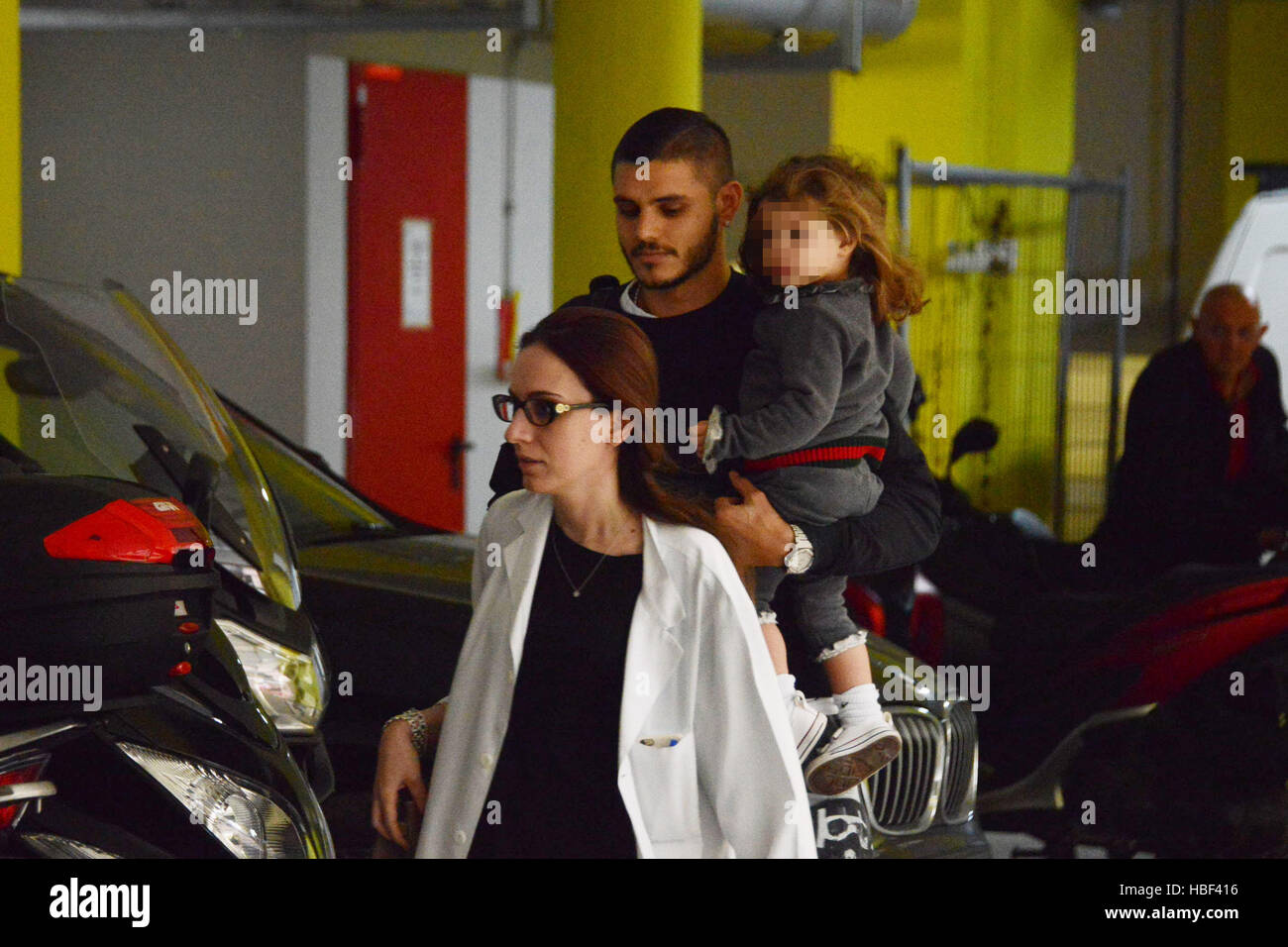 Mauro Icardi and Wanda Nara leaving the clinic in Milan, Italy, with their daughters Francesca and newborn Isabella.  Featuring: Mauro Icardi, Wanda Nara Where: Milan, Lombardy, Italy When: 31 Oct 2016 Credit: IPA/WENN.com  **Only available for publicatio Stock Photo