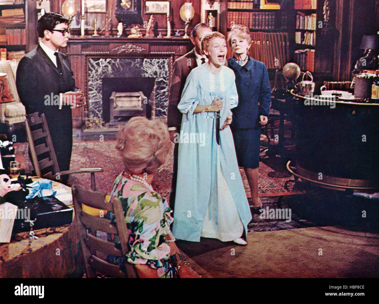ROSEMARY'S BABY, Mia Farrow (holding knife), 1968 Stock Photo Alamy