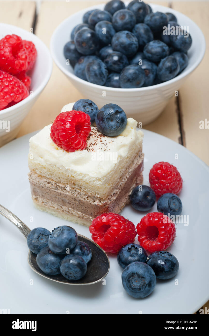 Raspberry and blueberry cake hi-res stock photography and images - Alamy