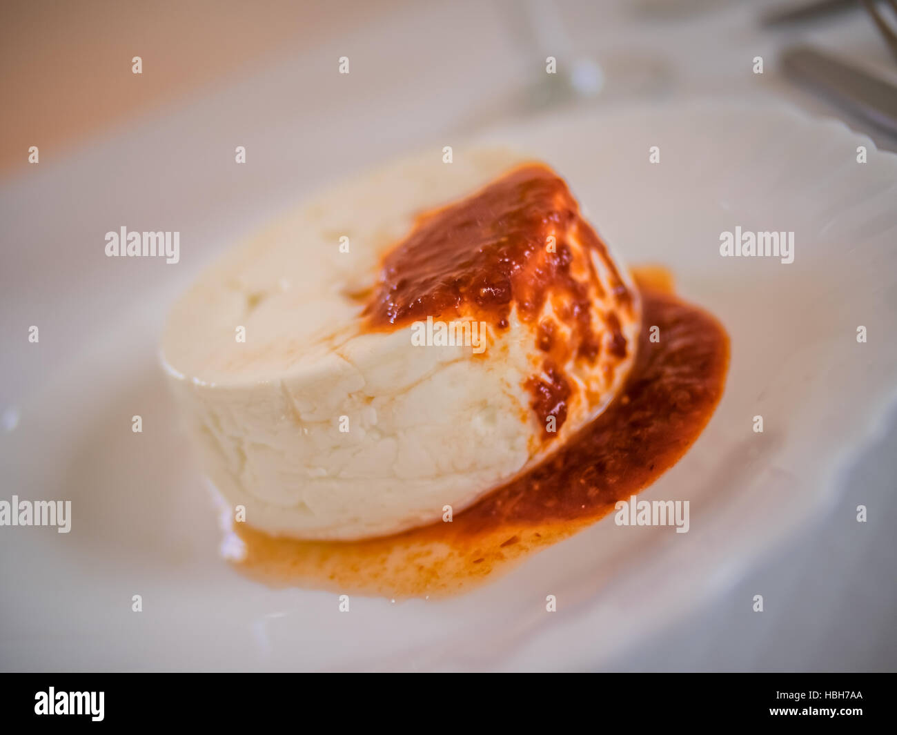 Queijo Fresco Espanhol Típico, Em Prato Azul E Garfo Foto de Stock